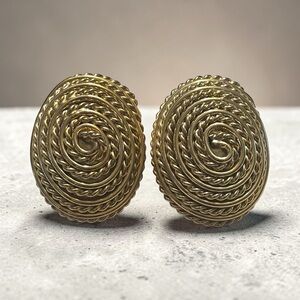Gold-tone Spiral Rope Oval Clip-On Earrings - Unbranded